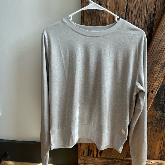 Vuori Daydream Crew. Size Medium. Light Gray. Great condition! Only worn once. - Picture 4 of 5